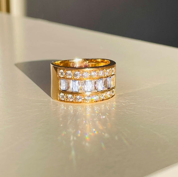 Anillo Sello de Lujo Con Piedras en Oro 18K