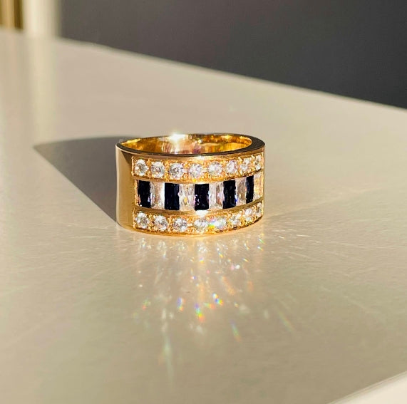 Anillo Sello de Lujo Con Piedras en Oro 18K