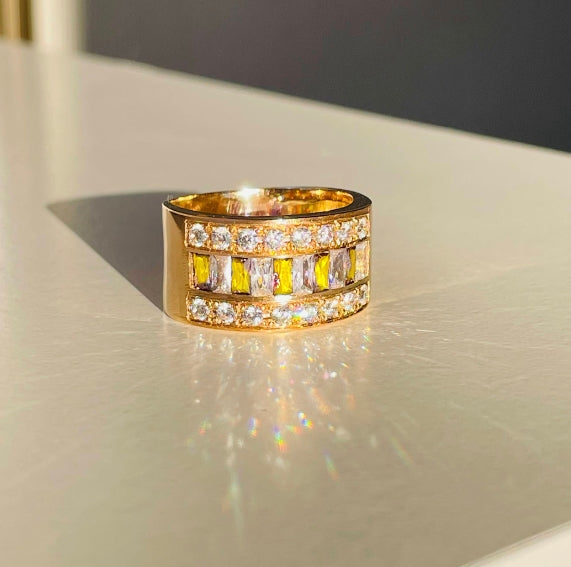 Anillo Sello de Lujo Con Piedras en Oro 18K