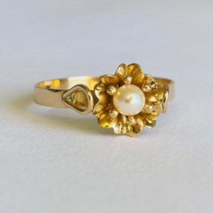 Anillo Flor con Perla Cultivada Oro 18 K